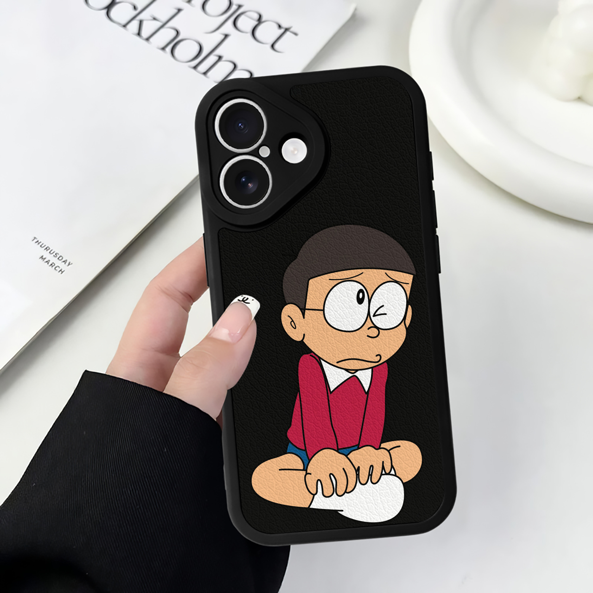 （画像用） ドラえもん 野比 のび太 Doraemon Nobita Nobi 【iPhone 16シリーズ対応】シリコンスマホケース（レザー調） 材質：シリコン